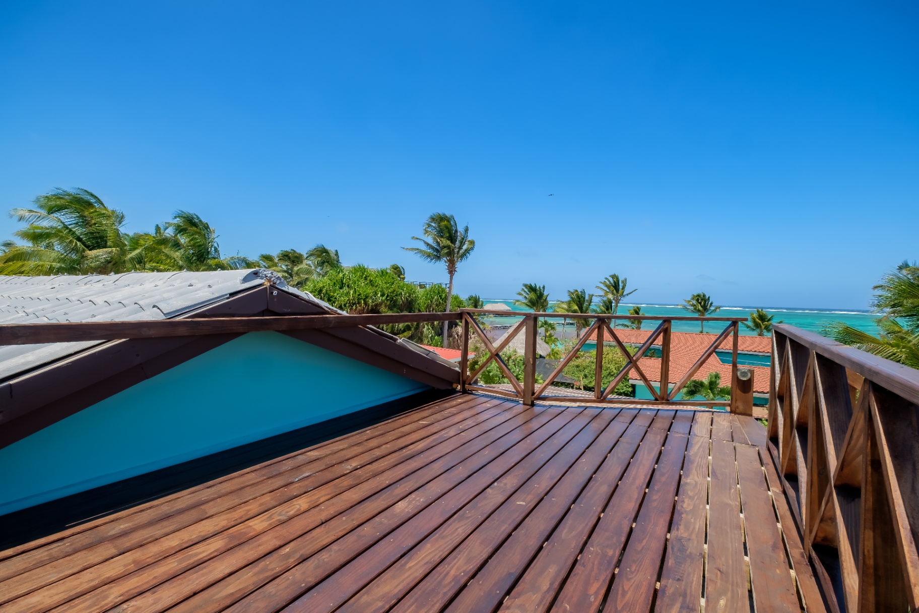 Rooftop sun deck with sweeping reef and ocean views
