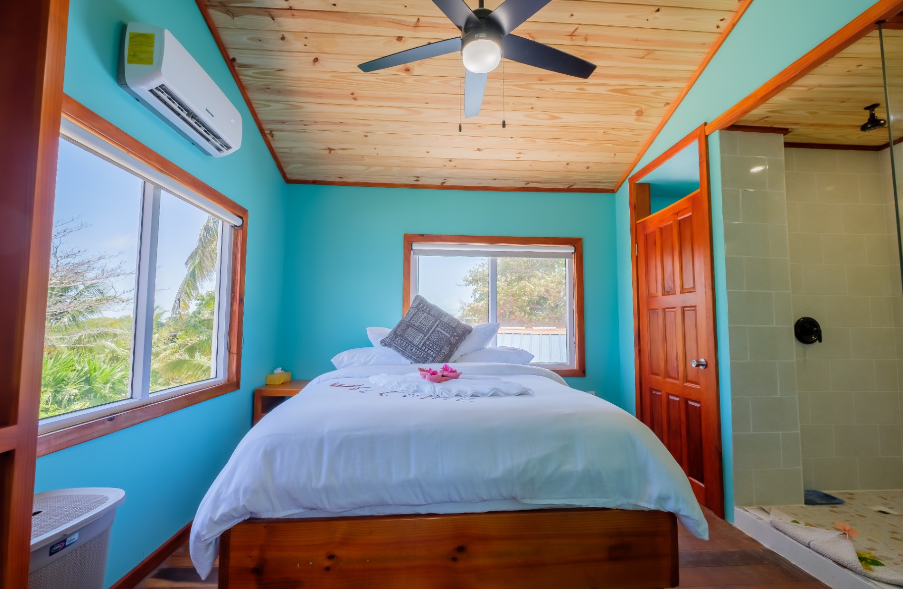 Queen bedroom with garden window and ensuite shower